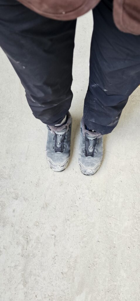 건설현장 첫 출근 때 신고 간 안전화