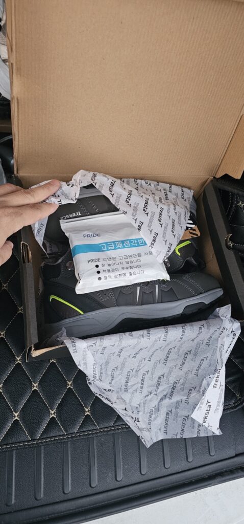 건설현장에서 지급받은 새 안전화와 각반